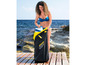 Une femme range une planche de paddle gonflable Aqua Marina dans un sac de transport.