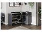 Un bureau gris foncé avec un plateau en bois, un fauteuil de bureau pivotant et trois tiroirs.