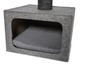 Une maison pour chat grise avec un coussin et un griffoir.