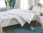 Une couette blanche de la marque Sannwald sur un lit.