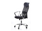 Une chaise de bureau noire avec un dossier en maille et des accoudoirs.