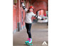Une fille avec un casque, des genouillères et des coudières sur des patins à roulettes Apollo.