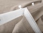 Rideau beige avec fermeture velcro blanche.