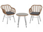 Deux chaises en rotin avec des coussins gris et une table basse en verre avec un piétement en métal noir.