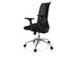 Une chaise de bureau noire avec un dossier en maille et des roulettes.