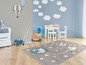 Un tapis gris avec une carte du monde et des étoiles dans une chambre d'enfant.