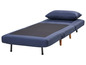 Canapé-lit bleu avec pieds en bois et coussin.