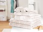 Une pile de serviettes moelleuses dans une salle de bain.