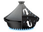 Une tajine noire sur une cuisinière à gaz avec un couvercle qui fait circuler la vapeur.