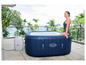 Une femme assise au bord d'un spa gonflable Lay-Z-Spa.