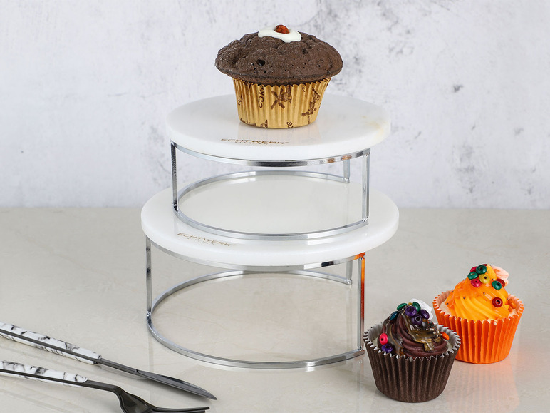 Deux plateaux ronds en marbre pour gâteaux d'Echtwerk avec des cupcakes
