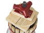 Une presse à pommes en bois avec une manivelle rouge.