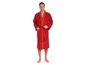 Homme dans un peignoir rouge avec des détails orange.