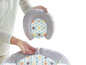 Une chaise bébé grise avec un siège rembourré amovible avec un motif turquoise et gris.