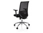 Chaise de bureau noire avec dossier en maille et roulettes.