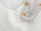 Vêtement de bébé blanc avec des détails étoiles gris.