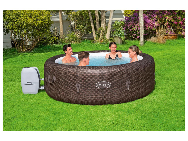 Un spa gonflable Lay-Z-Spa St. Moritz pour quatre personnes.