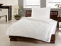 Couette et oreiller blancs de la marque SanNWaldo sur un lit en bois.