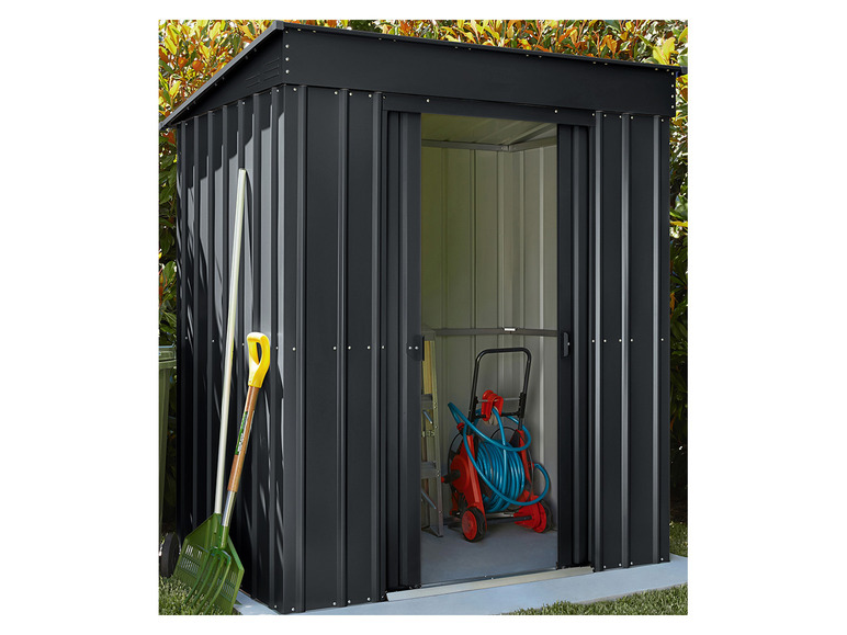 Un abri de jardin en métal noir avec un tuyau d'arrosage et des outils.