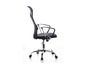 Chaise de bureau noire avec dossier en maille et piétement chromé.