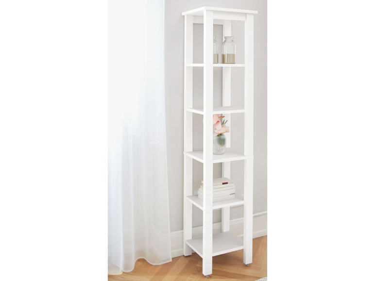 Une étagère blanche à cinq niveaux