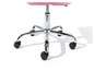 Une chaise de bureau rose avec des roulettes et un piètement chromé.
