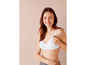 Une femme porte un soutien-gorge d'allaitement blanc.