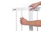 Une barrière de sécurité pour bébé Safety 1st blanche s'ouvre.