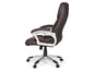 Un fauteuil de bureau en cuir marron avec des accoudoirs argentés et des roulettes.