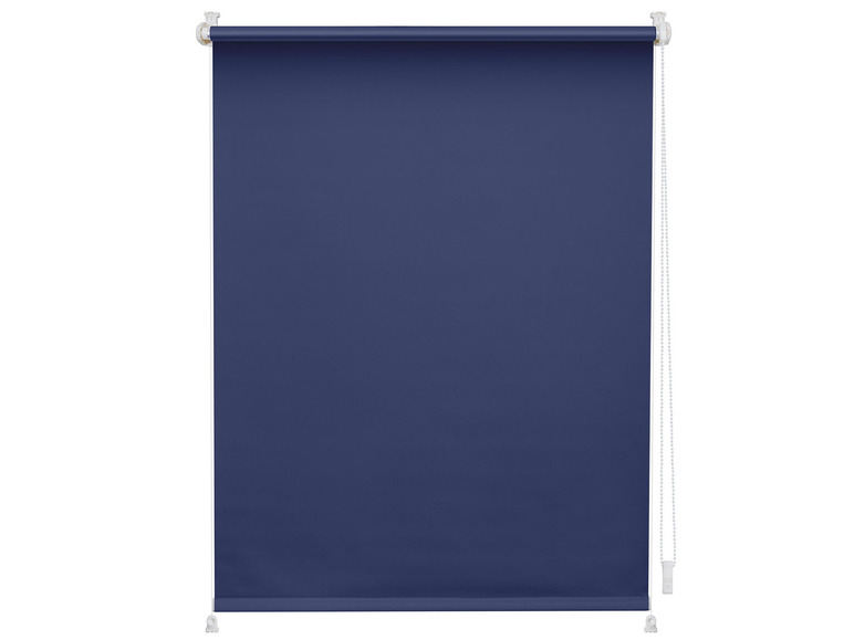 Un store enrouleur bleu foncé avec une commande par chaîne.