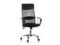 Chaise de bureau noire avec dossier en mesh et accoudoirs.