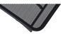 Une chaise de jardin en métal noir avec un dossier en maille.