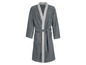 Une robe de chambre grise avec des rayures blanches.