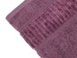 Une serviette de bain en éponge de couleur pourpre foncé.
