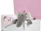 Une boîte à jouets rose avec un éléphant en peluche et une couverture.