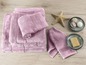 Serviettes de toilette et de bain lilas dans un ensemble pour la salle de bain.