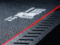 Un tapis noir avec une bordure rouge et le logo
