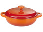 Une cocotte en fonte orange et rouge avec couvercle.