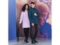Un homme et une femme portent des imperméables et des bottes.