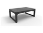 Une table de jardin rectangulaire en plastique noir avec un aspect en osier.