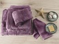 Serviettes de toilette et de bain lilas avec une étoile de mer et du savon