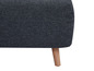 Un fauteuil gris avec des pieds en bois.