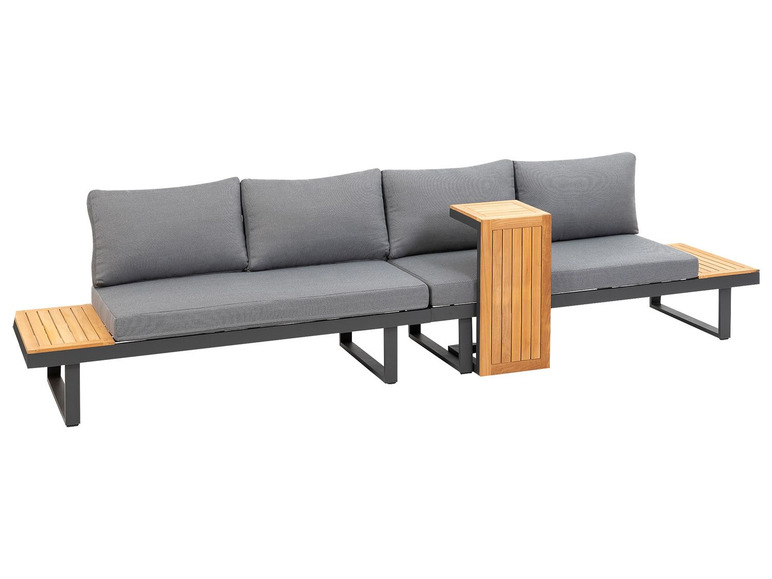 Un canapé modulaire gris avec des tables en bois.