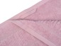 Une serviette de bain rose avec une texture côtelée.