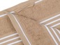 Serviette de bain beige à rayures blanches.