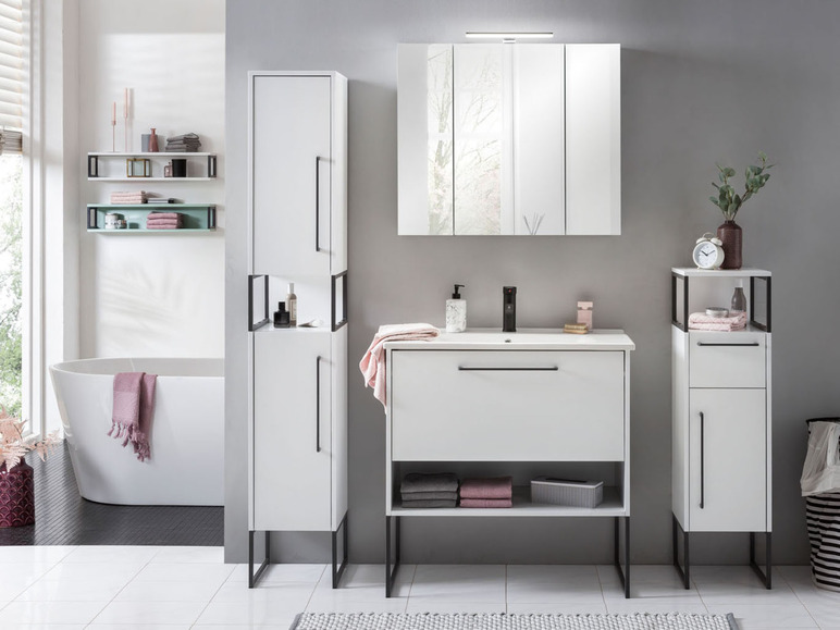 Meubles de salle de bain avec lavabo, miroir et étagères.