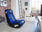 Un fauteuil de jeu bleu et noir avec haut-parleurs dans un intérieur moderne.