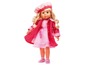 Une poupée avec des cheveux blonds, une robe rose et un manteau rouge.