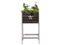 Jardinière en bois avec un motif d'étoile, remplie de plantes et de tomates.