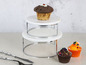 Deux plateaux ronds en marbre pour gâteaux d'Echtwerk avec des cupcakes